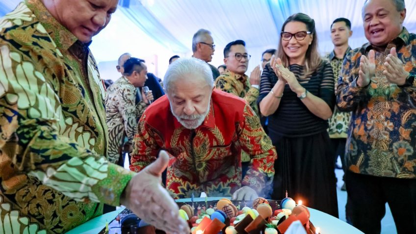 Lula ganha festa de aniversário antecipada na Indonésia