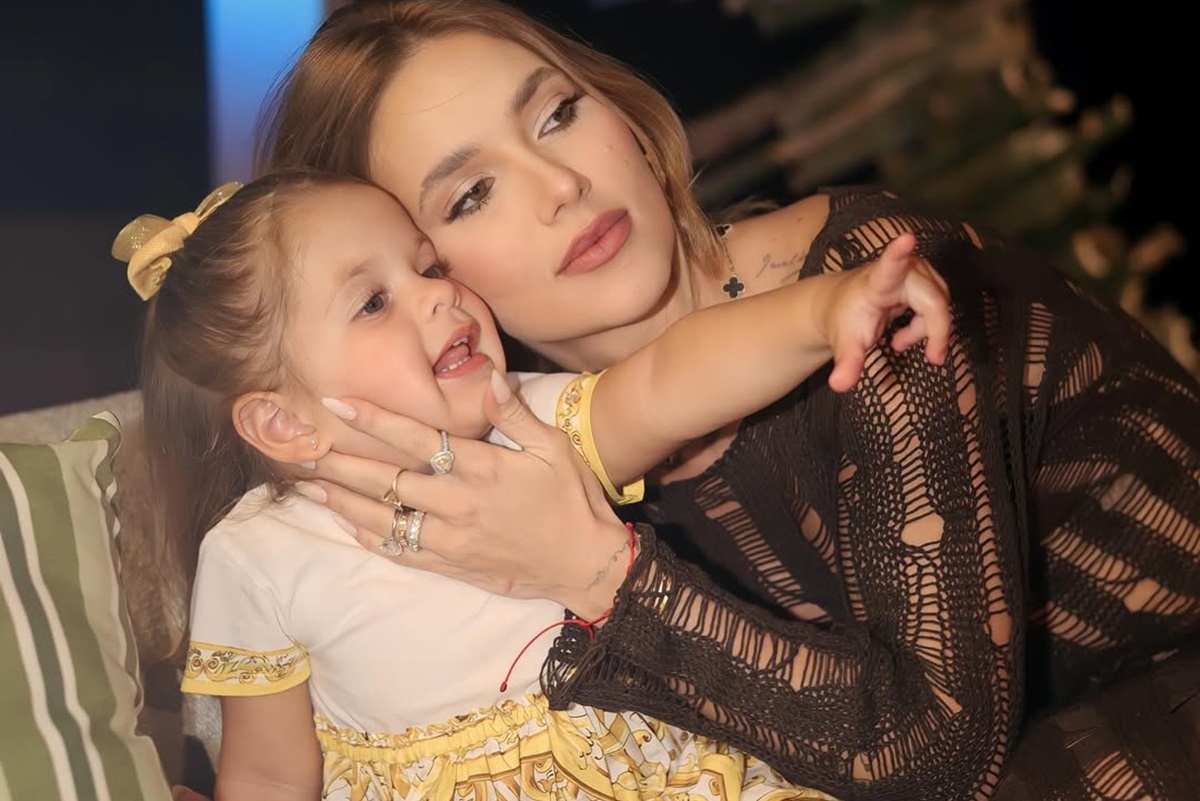 Virginia choca ao mostrar lembrancinhas do aniversário de Maria Flor