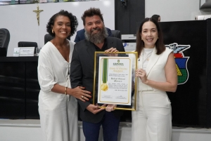 Vereadora homenageia engenheiro de transportes em cerimônia na Câmara Municipal