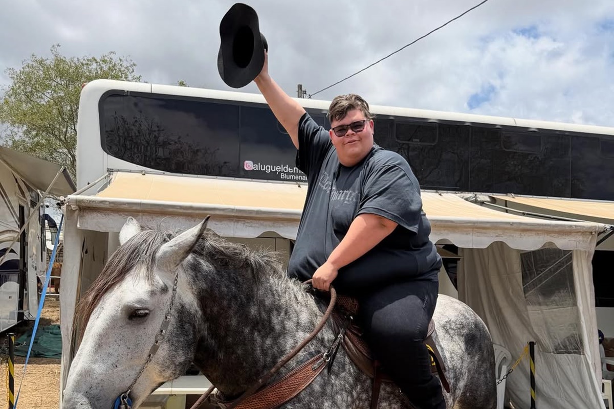 Vídeo: Gordão da XJ realiza sonho de andar a cavalo após perder 115 kg