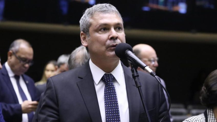 Líder do PT recorre por cassação de Eduardo Bolsonaro