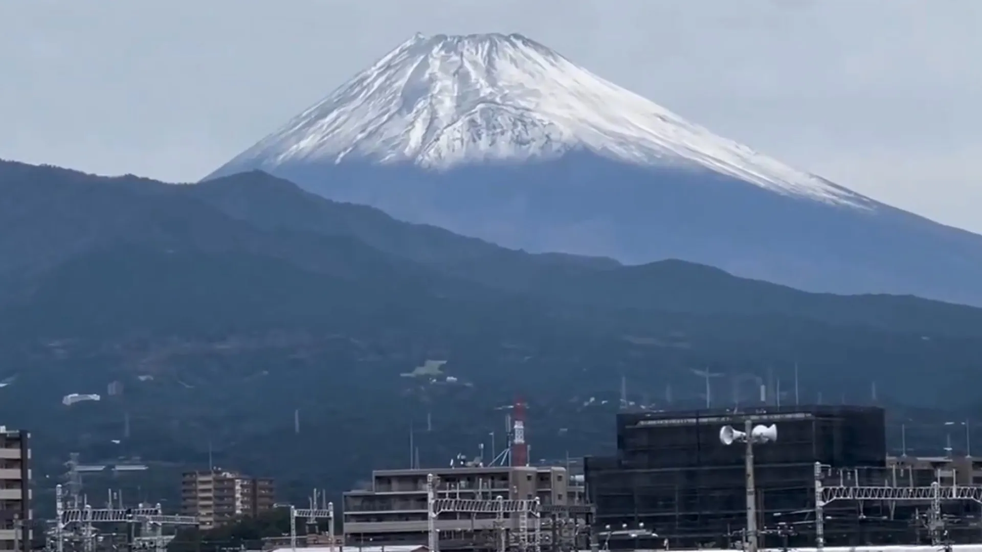 Monte Fuji registra primeira neve do ano com 21 dias de atraso histórico