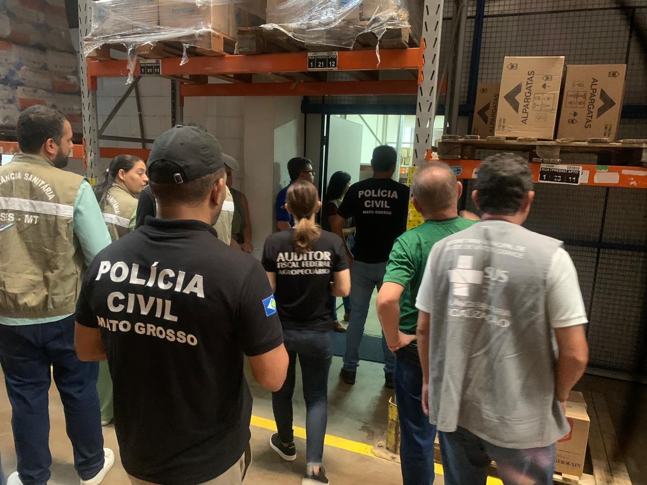 Polícia Civil e Mapa fiscalizam distribuidora de Várzea Grande e retêm mais de 7 mil whiskies com suspeita de adulteração