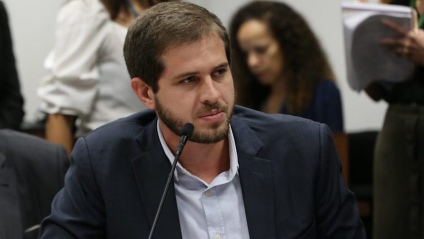 Projeto amplia licença-paternidade e inclui autônomos no benefício