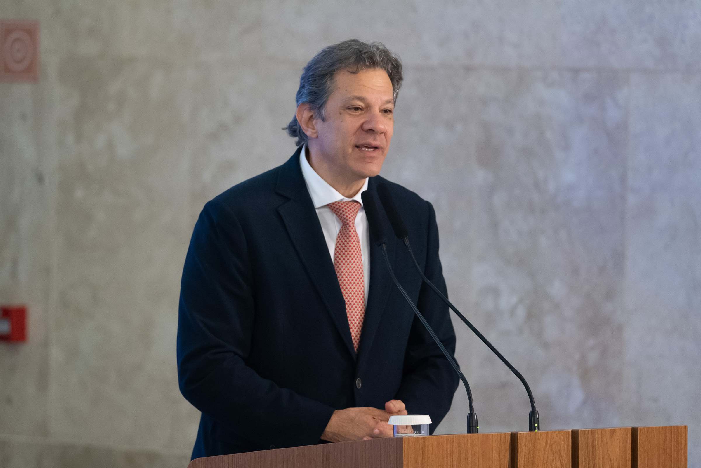 “Olhamos o jornal e parece que o país vai acabar”, critica Haddad