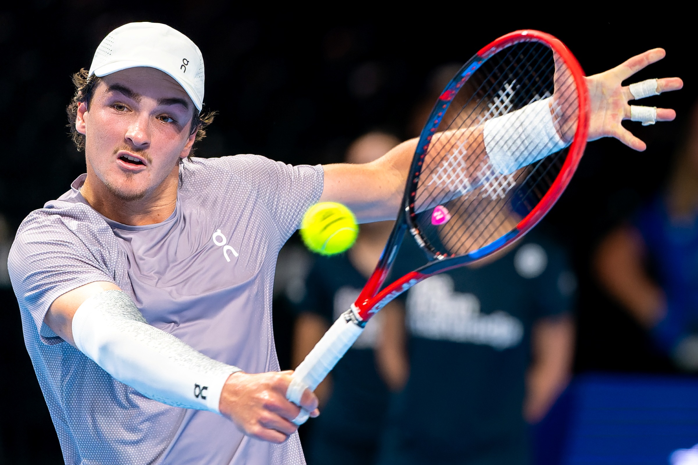João Fonseca vai à semifinal do ATP da Basileia após abandono de rival
