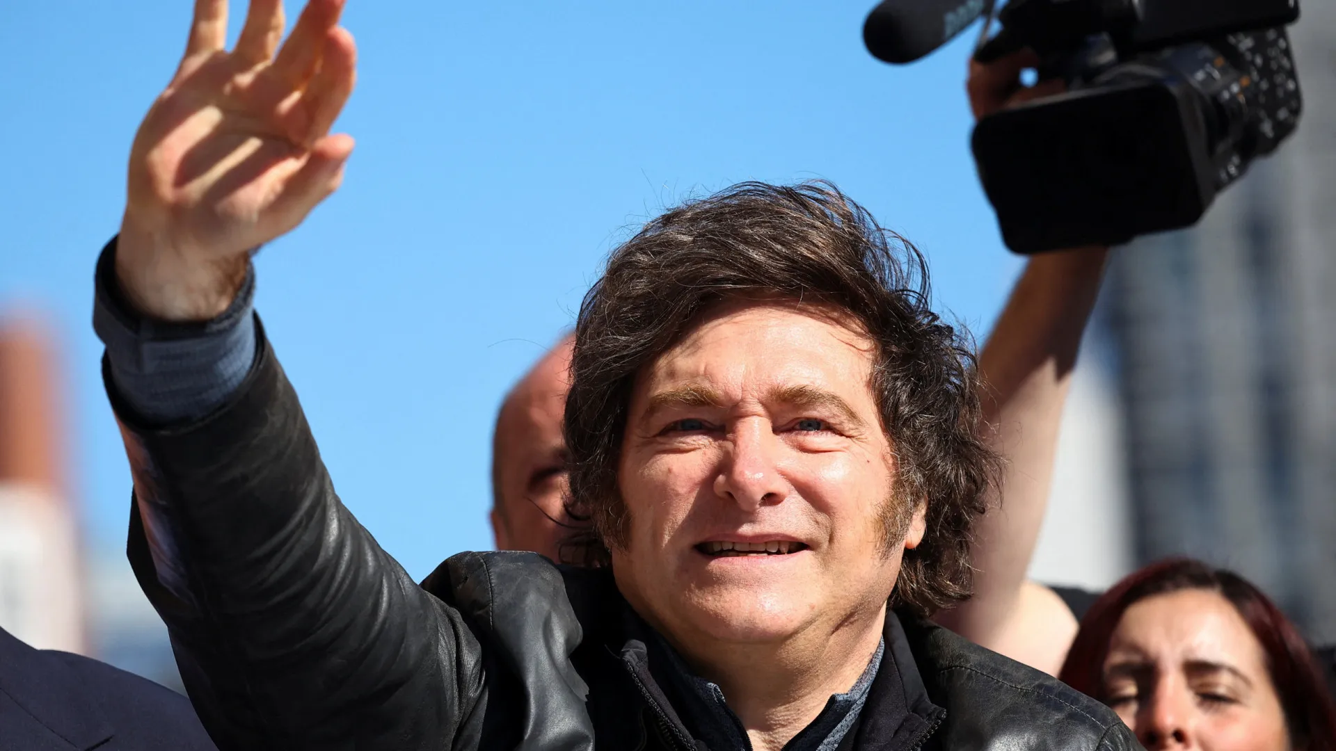 Milei ignora crises na campanha e tenta mostrar otimismo às vésperas de eleição
