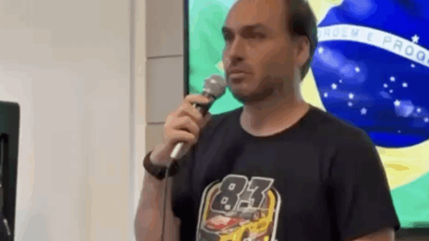 "Pedi permissão à Carol", diz Carlos Bolsonaro sobre vaga no Senado