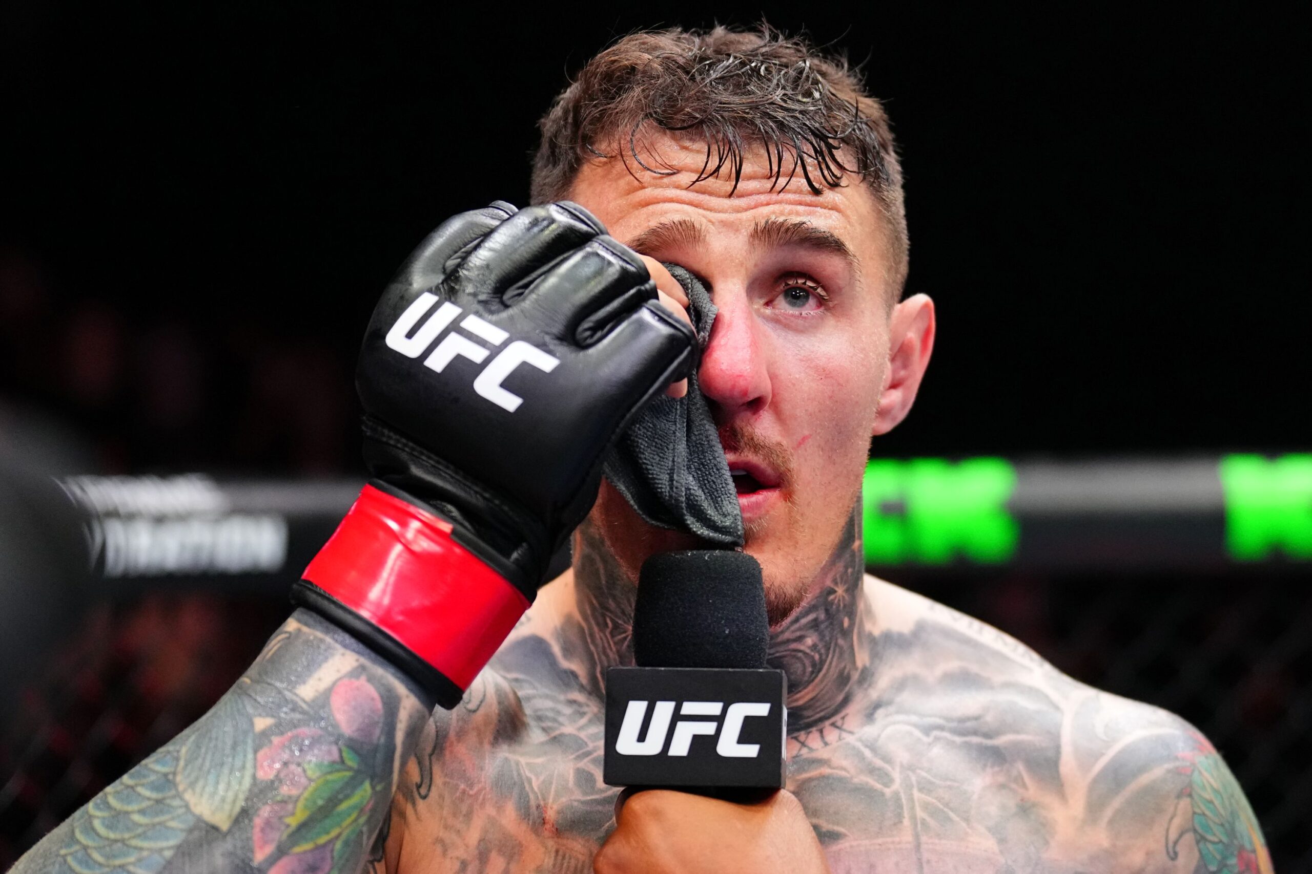 Vídeo: luta principal do UFC 321 é encerrada por dedada no olho