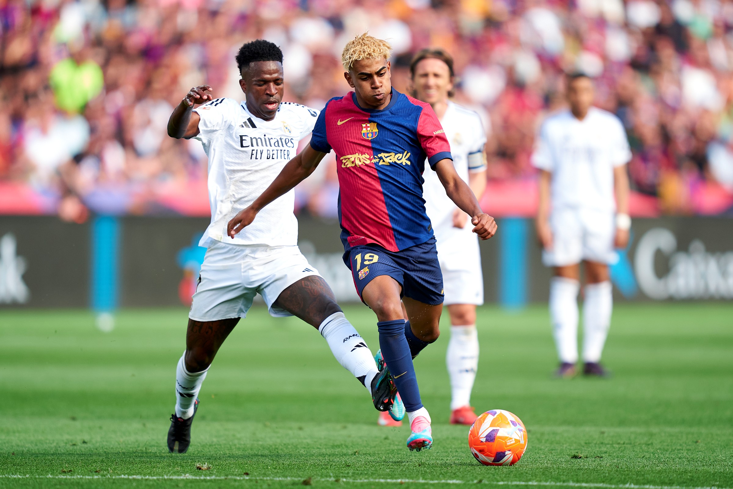El Clásico: Real Madrid e Barcelona duelam em clima quente. Entenda