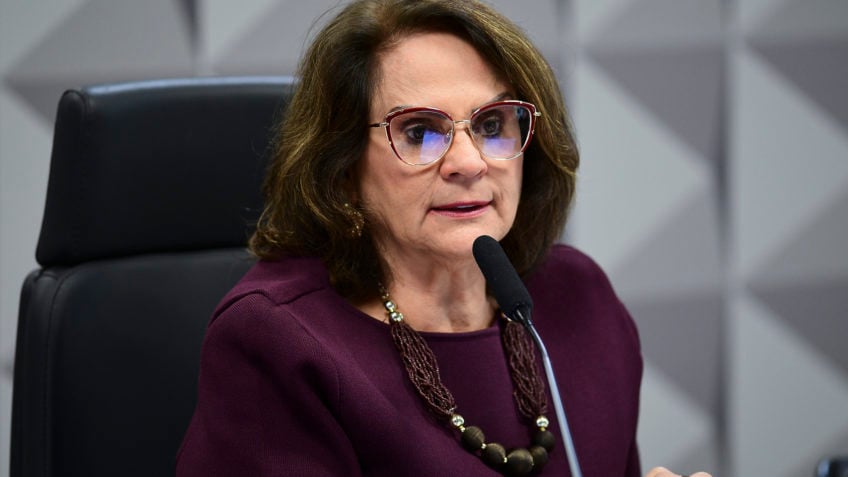 Damares diz ser contra distribuição de calcinhas para mulheres trans