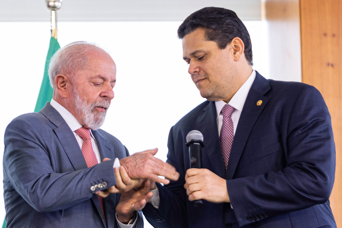 Alcolumbre se manifesta sobre encontro entre Lula e Trump