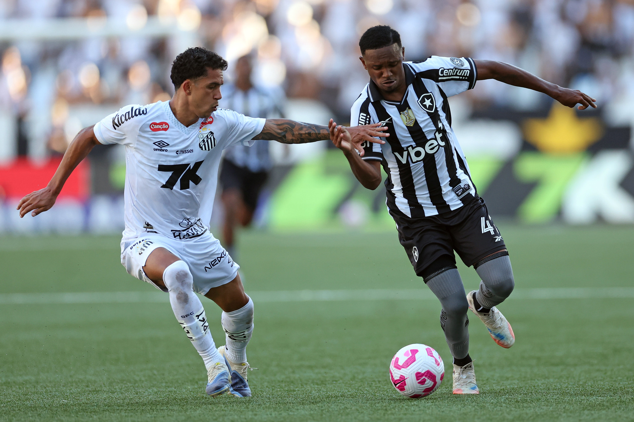 Em partida movimentada, Botafogo e Santos empatam pelo Brasileirão