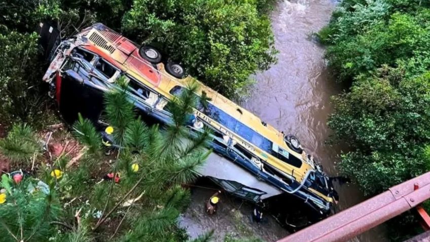 Ônibus cai de ponte na Argentina e deixa ao menos 9 mortos