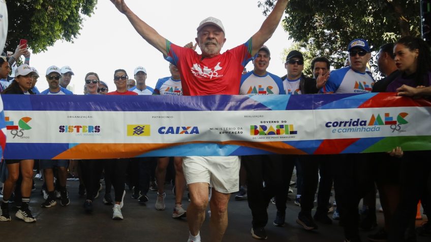 Lula completa 80 anos como presidente eleito mais longevo do Brasil