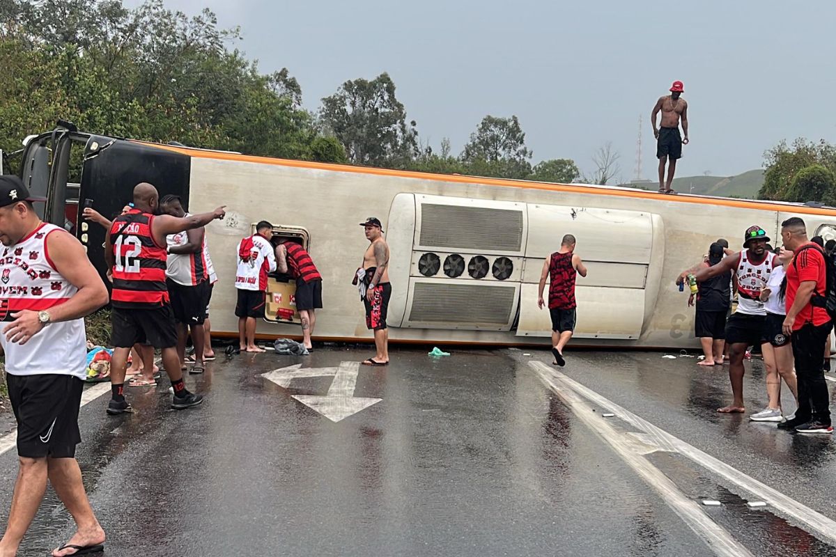 Vídeo: veja como ficou ônibus de torcedores do Flamengo após acidente
