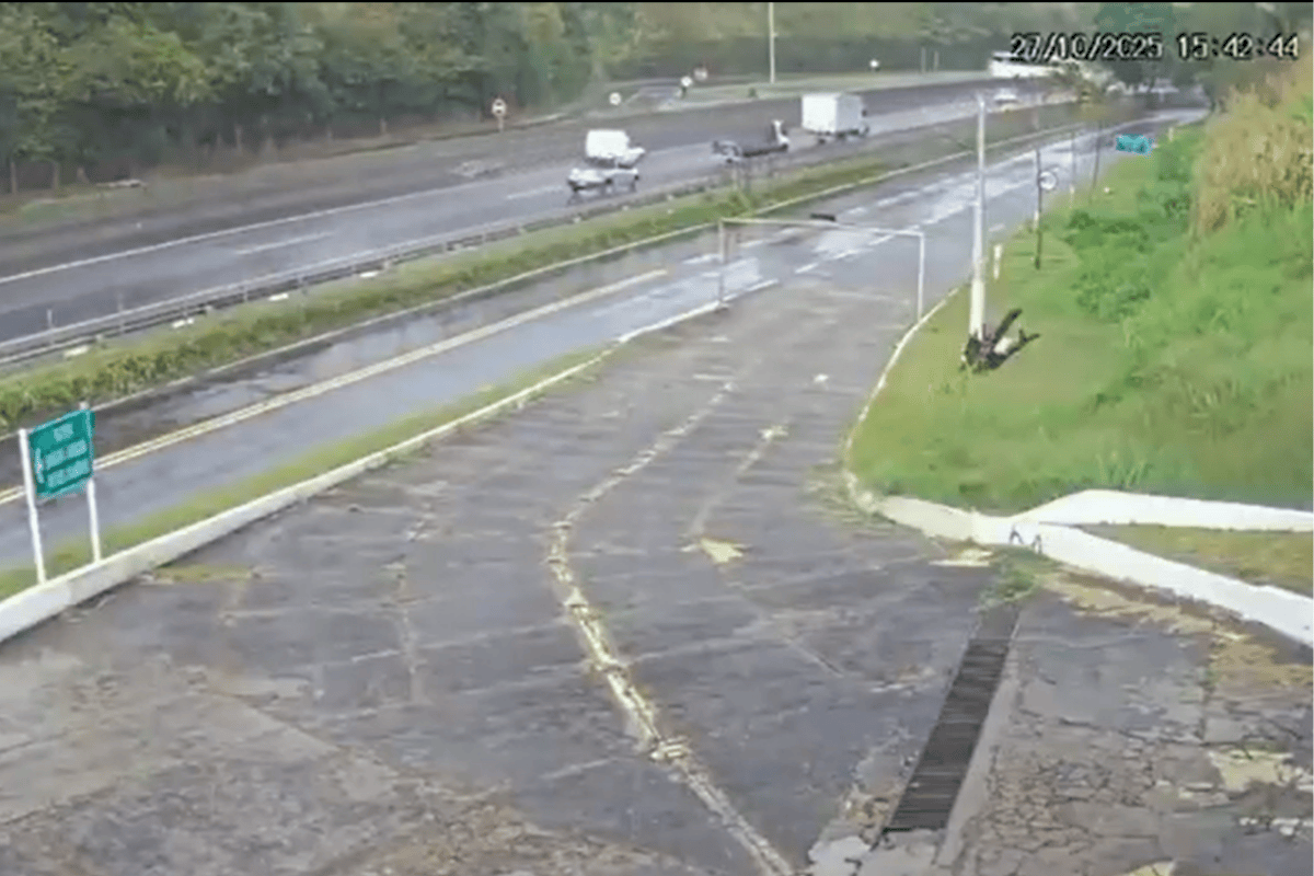 Vídeo: veja momento em que ônibus com torcedores do Flamengo tomba