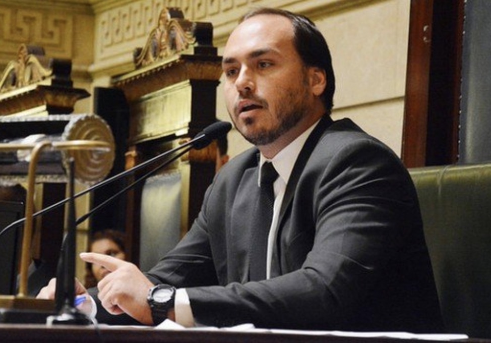 Carlos Bolsonaro confirma pré-candidatura ao Senado por SC