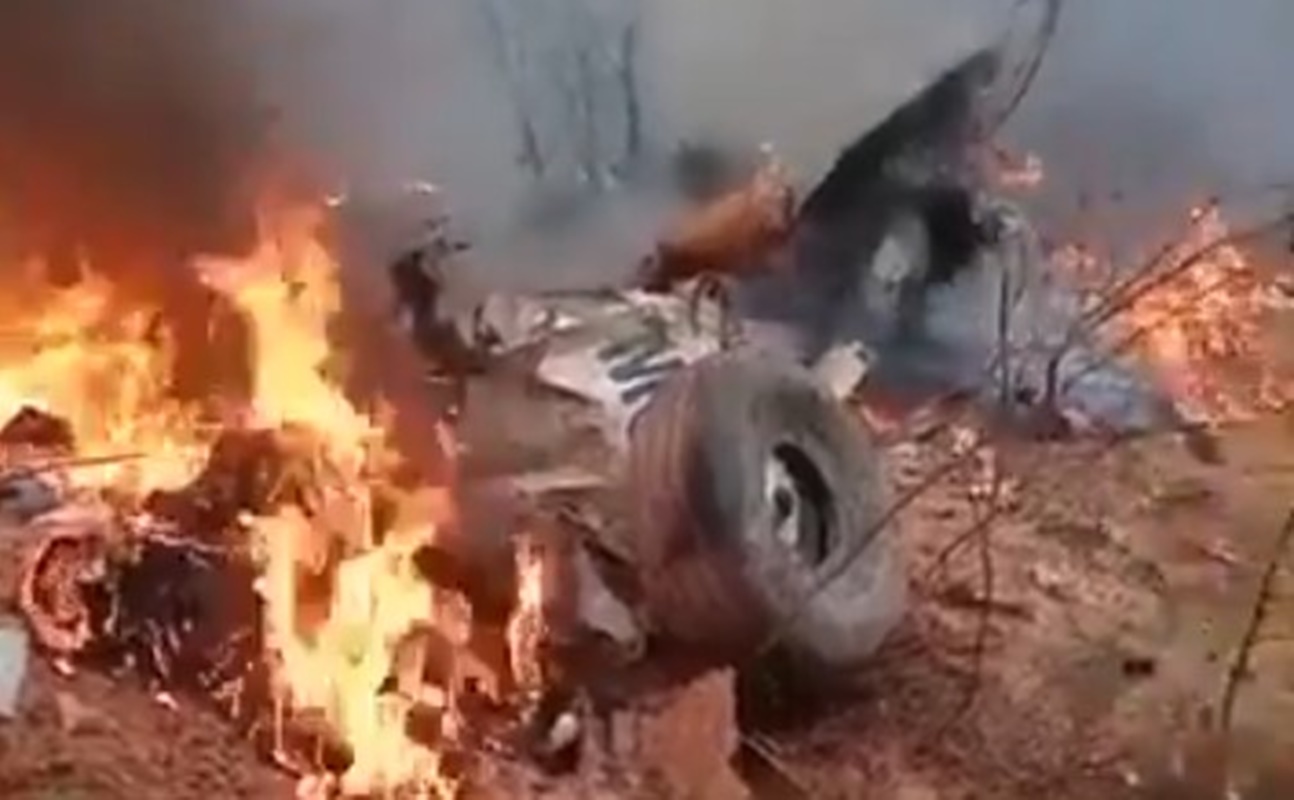 Tragédia: avião com 12 turistas cai e explode no Quênia. Veja vídeo