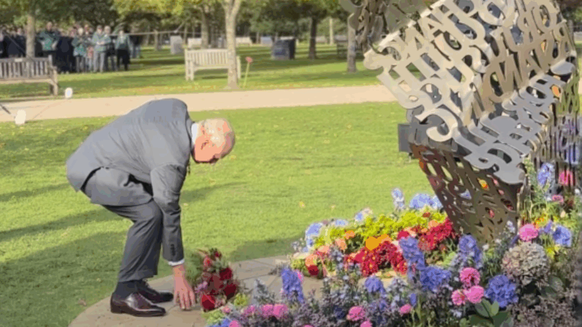 Rei Charles inaugura memorial para militares LGBT+ no Reino Unido