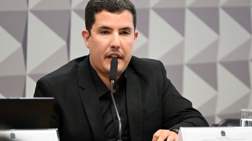 “Estamos em viva voz": relator da CPI do INSS toma depoimento surpresa