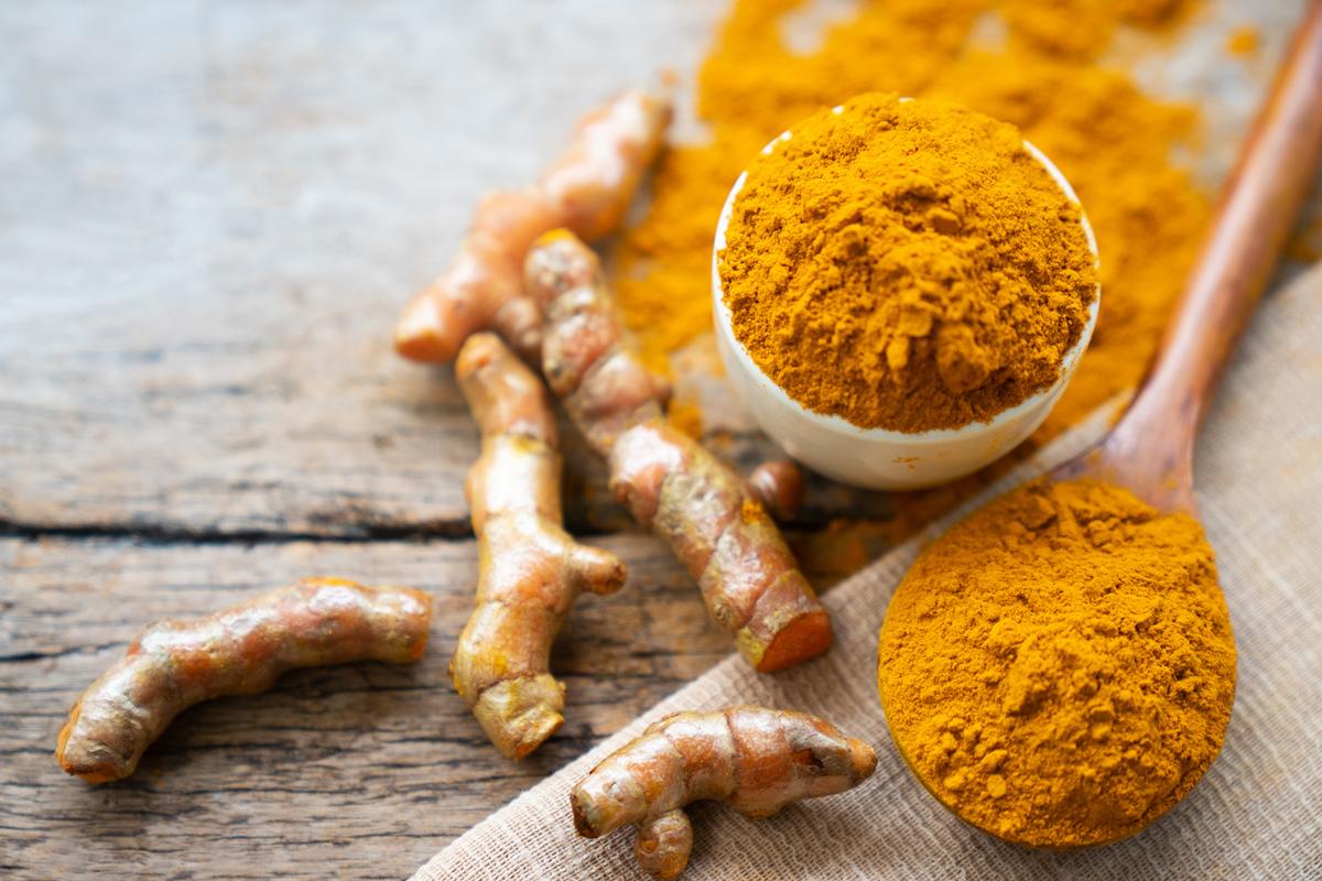 Suplementos de curcumina podem causar efeitos colaterais. Entenda