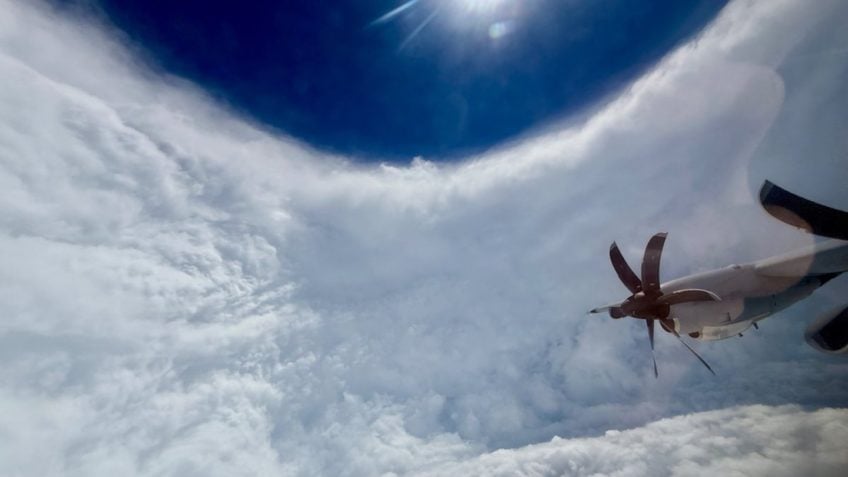 Força Aérea dos EUA registra olho do furacão Melissa; veja vídeo