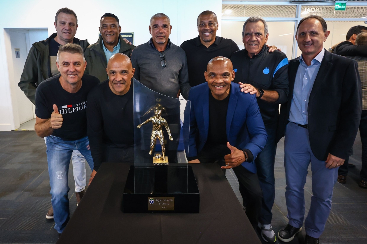 Grêmio recebe taça da Supercopa do Brasil após 35 anos. Veja fotos