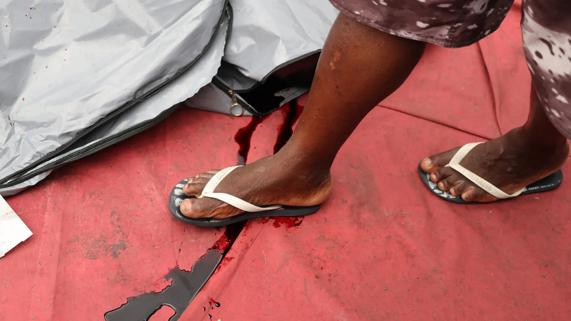 'Arrancaram a cabeça do meu sobrinho', diz moradora do Complexo do Alemão