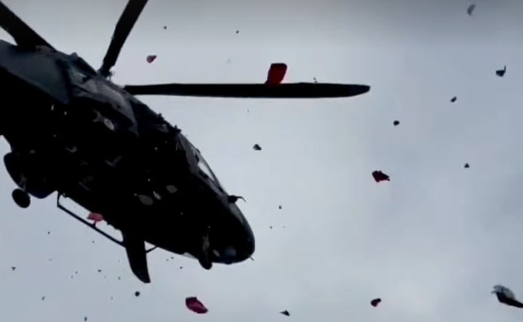 PMs mortos em megaoperação são velados sob pétalas no Rio