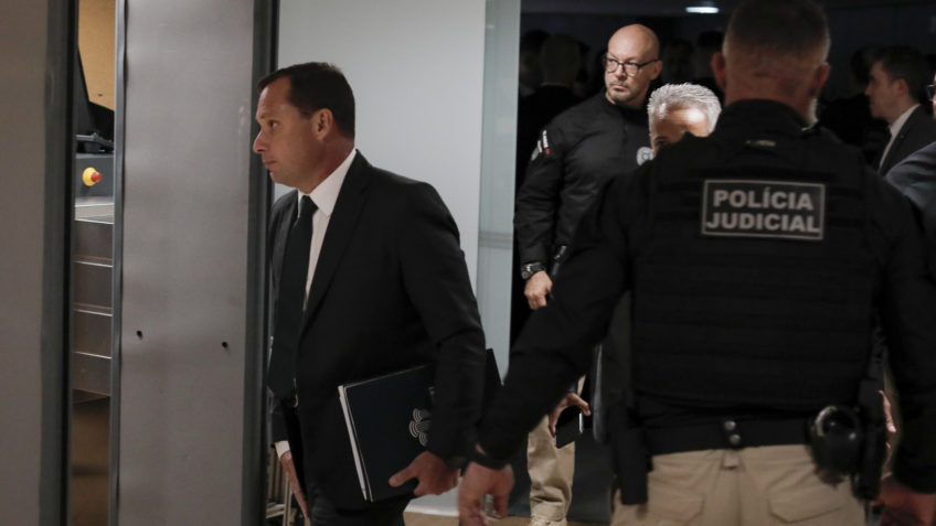 Moraes decide abater 5 meses e meio da pena de Mauro Cid