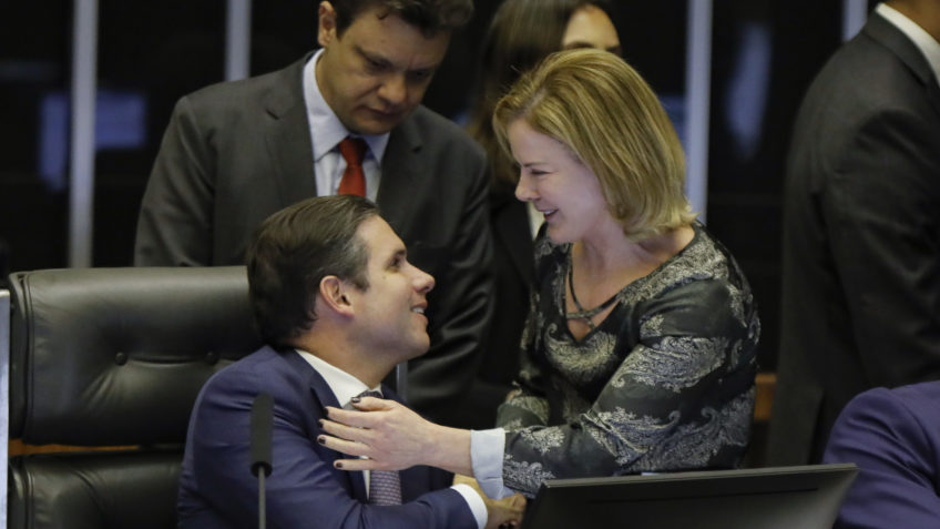 Gleisi articula com Motta pacote de segurança com tramitação rápida