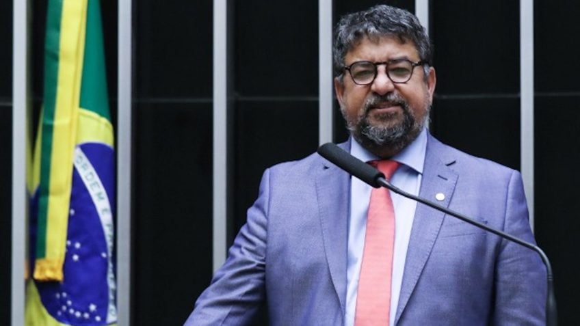 Vice-presidente do PT diz que "ninguém enfrenta fuzil com beijinhos"