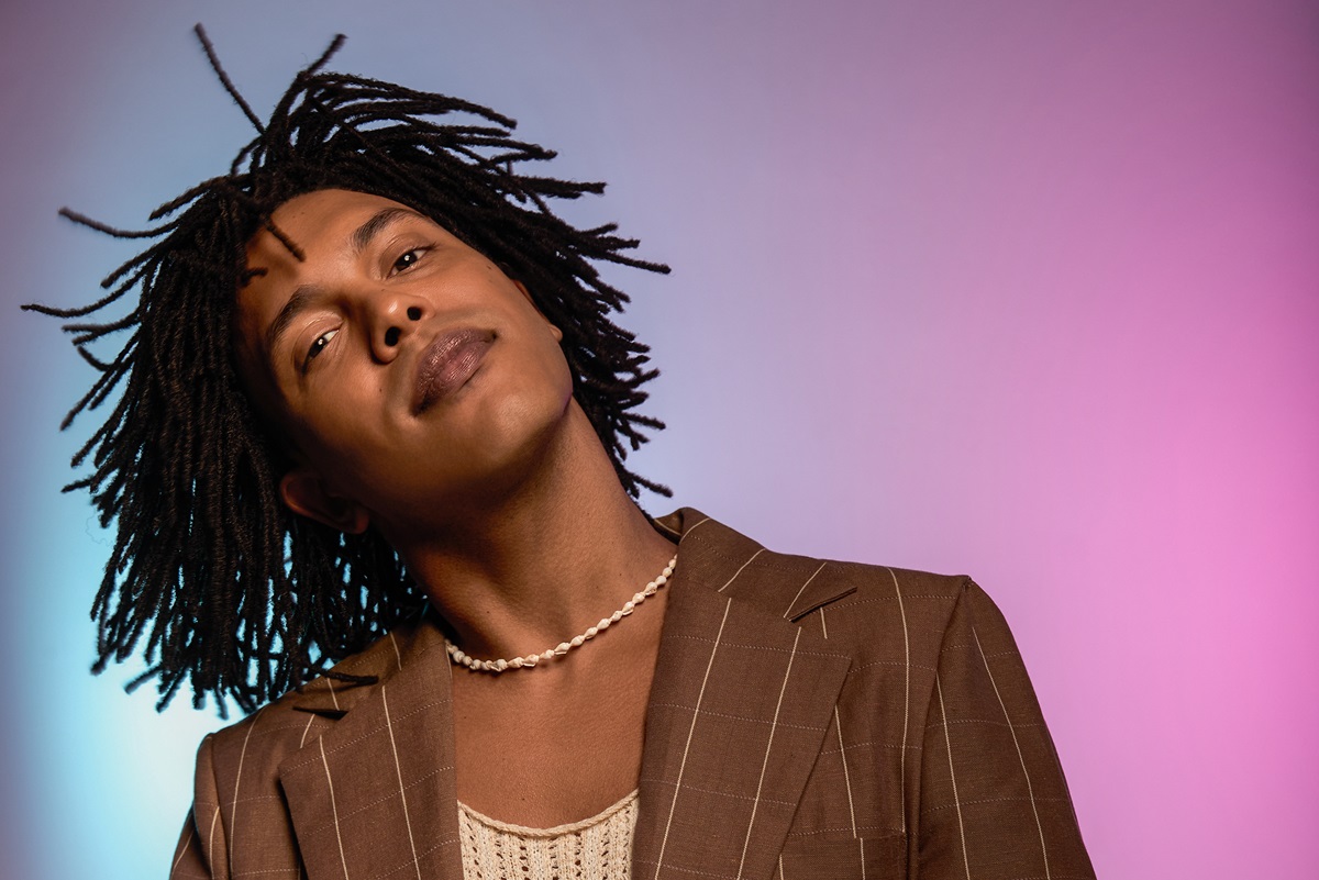 Ator que vive Djavan em musical revela detalhes da preparação