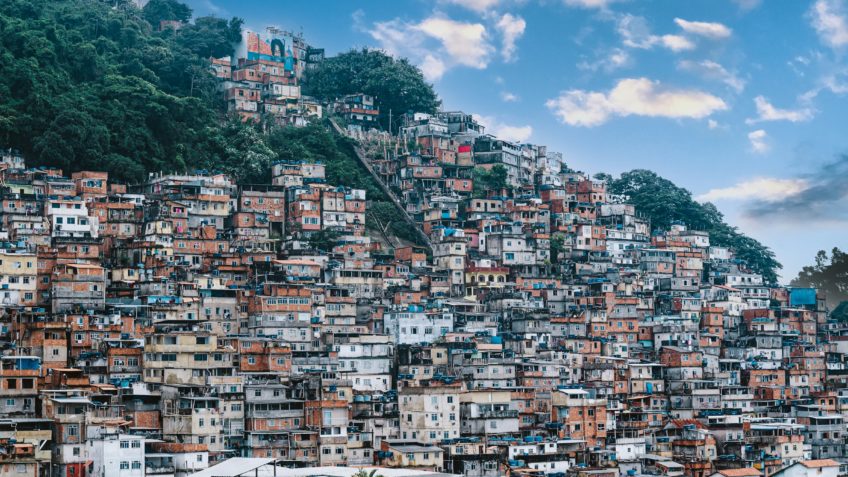 Brasil tem ao menos 1.016 municípios com favelas, diz IBGE