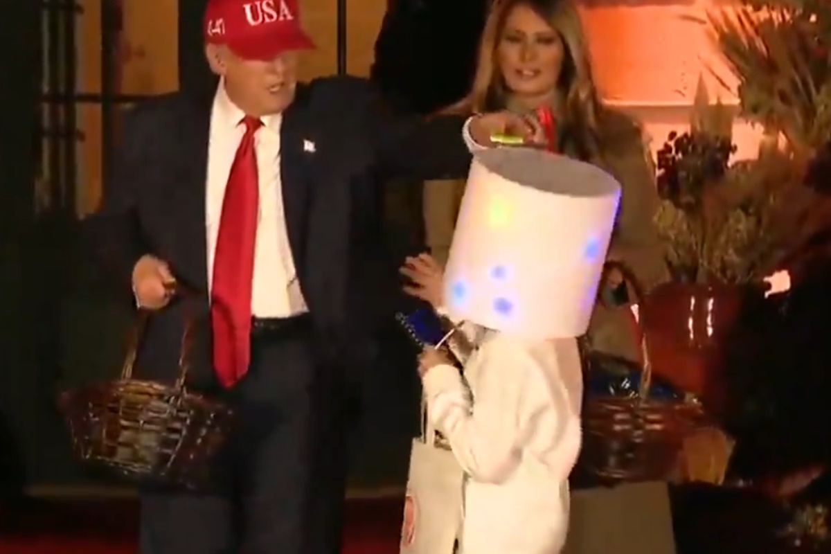 “Trick or treat”: Trump e Melania entregam doces de Halloween