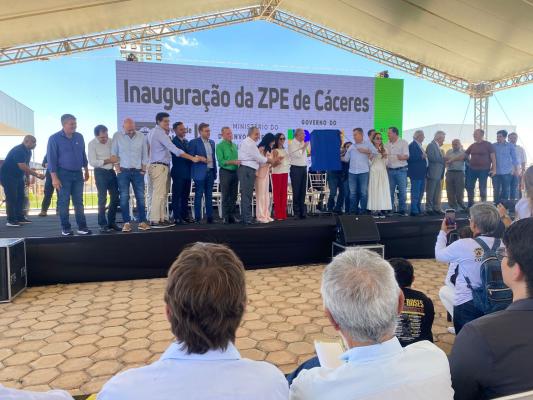 Assessor da Comissão de Sustentabilidade Fiscal do TCE-MT é homenageado por contribuição à criação da ZPE de Cáceres