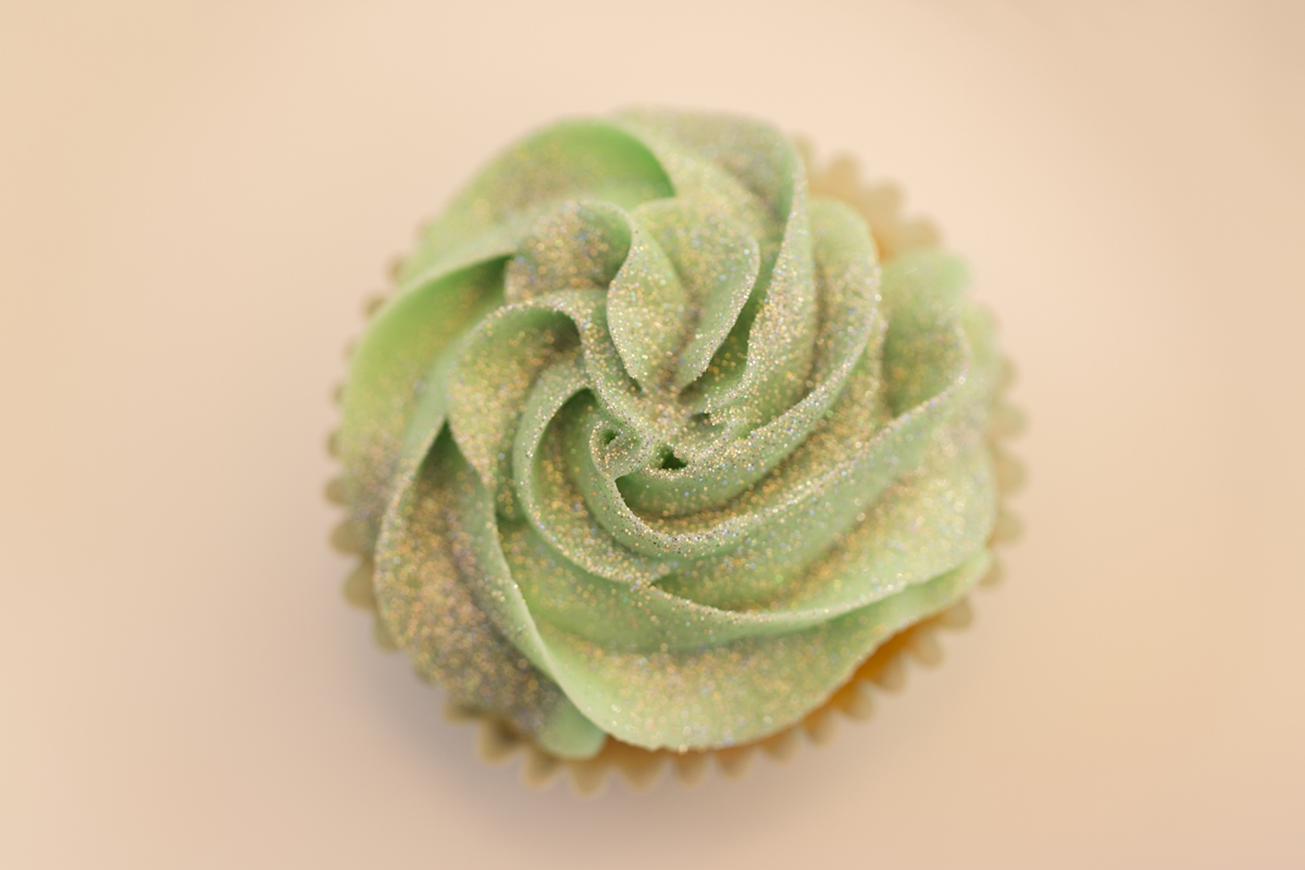 Anvisa alerta sobre riscos no uso de glitter em bolos e doces