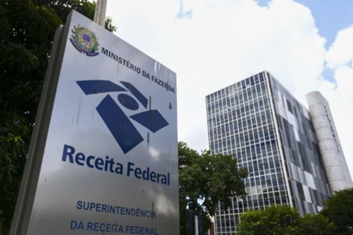 Ação da Receita Federal apreende 215 mil litros de bebidas adulteradas