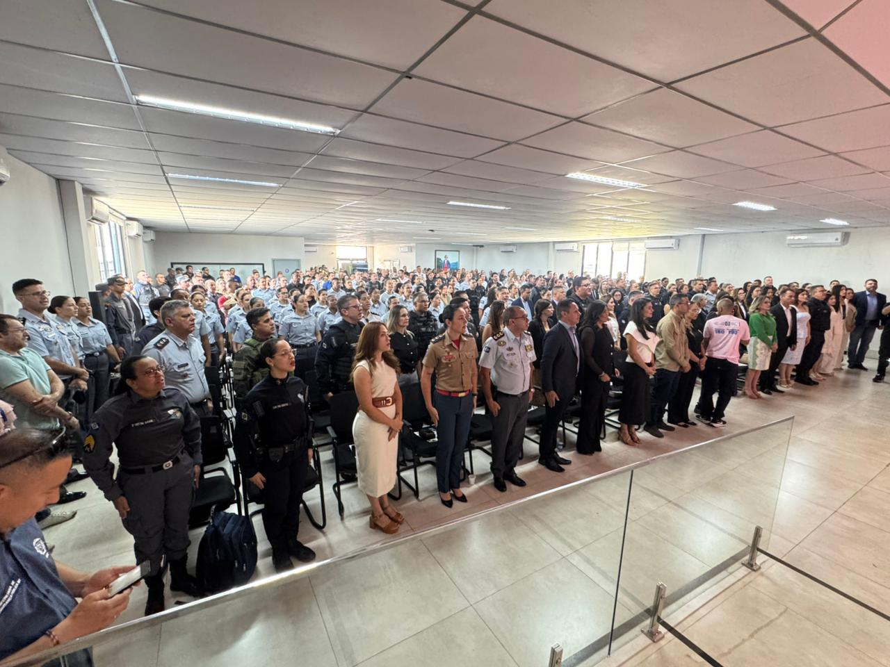 Mais de 100 policiais e esposas de militares são homenageadas com entrega de medalhas pela PM