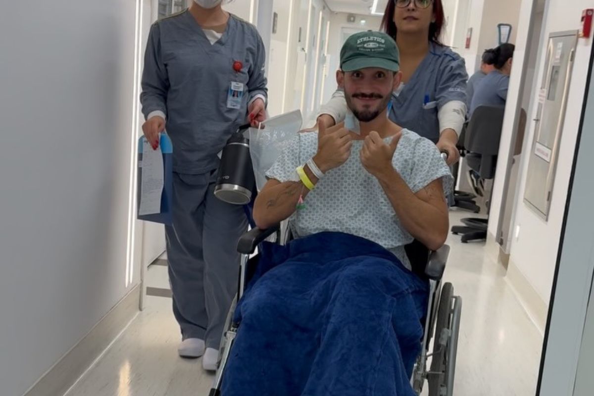 Foto: Vittor Fernando mostra bala no coração após tentativa de assalto