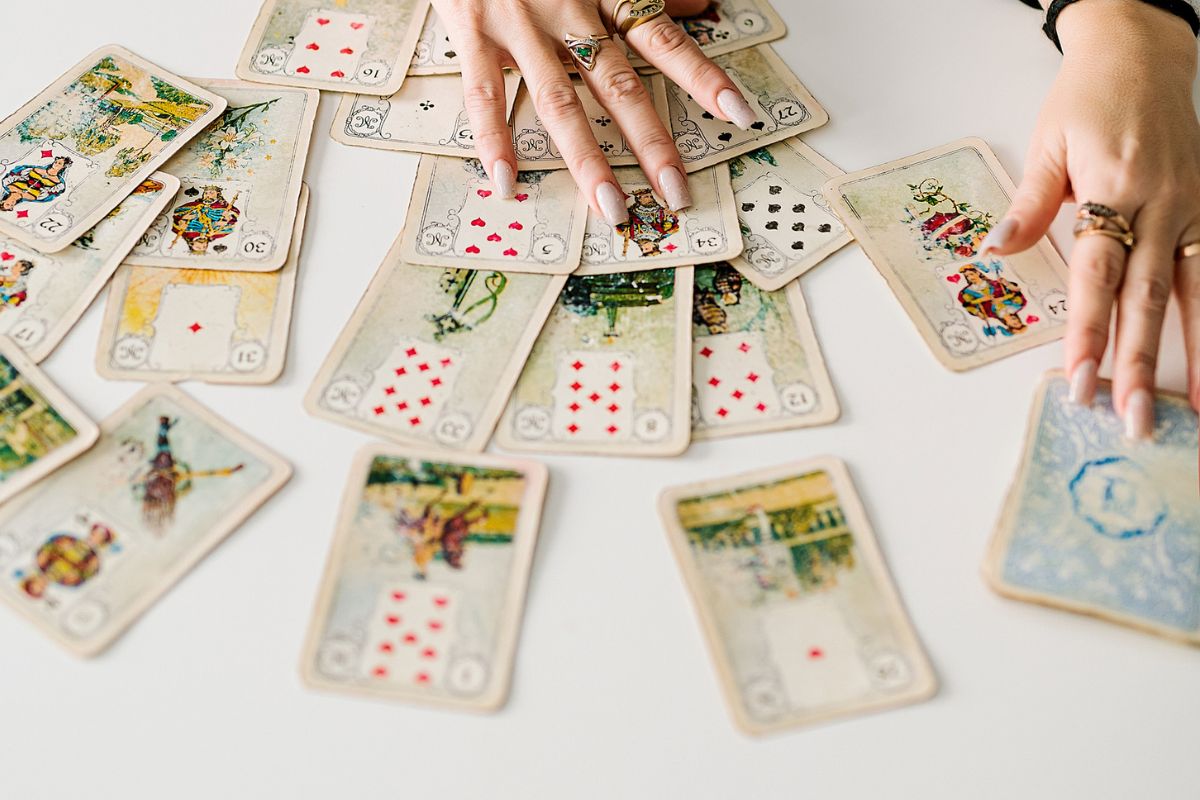 Ataques e profecias: como o tarô guia russos e ucranianos na guerra