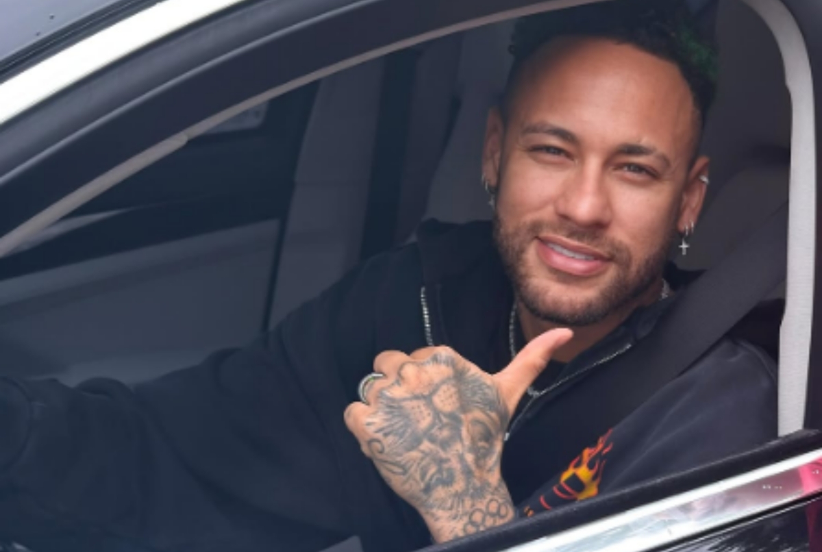 Vídeo: Neymar busca doces em loja e faz a festa de funcionários; veja