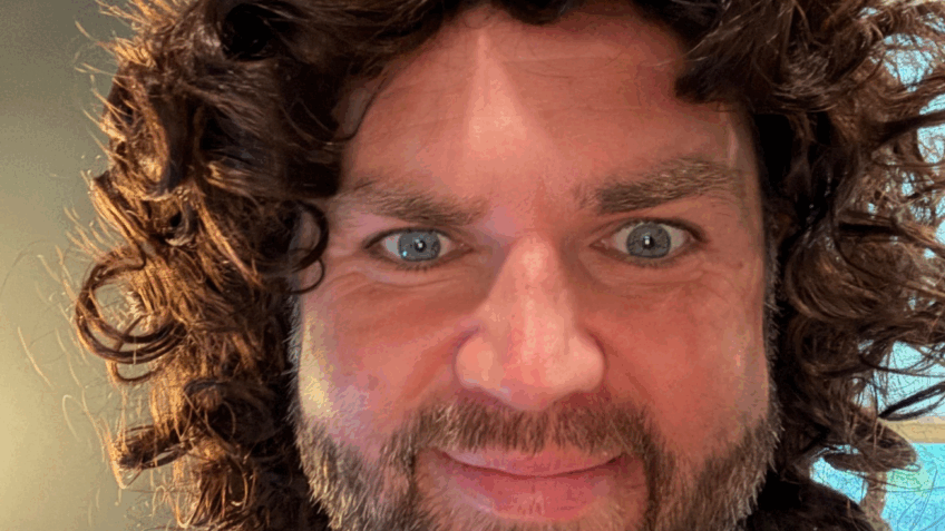 Vance viraliza com vídeo usando peruca cacheada no Halloween