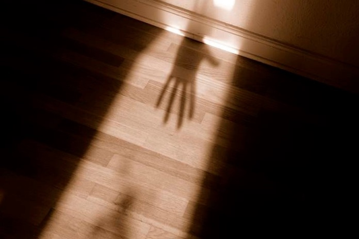 EUA: polícia acha adolescente desaparecida dentro de caixa em porão