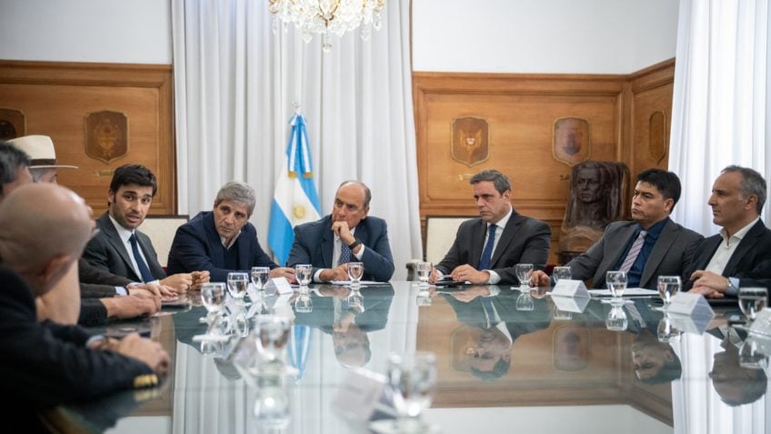 Ministros próximos a Milei renunciam após vitória nas eleições