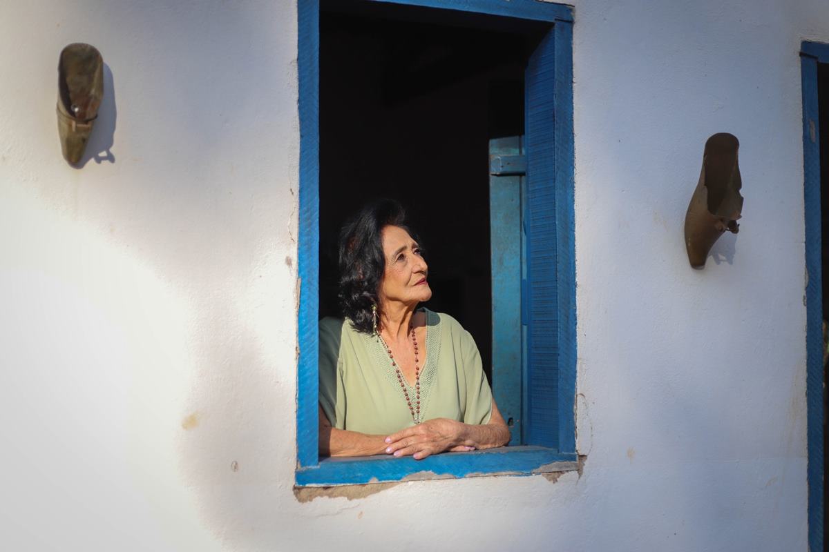 Mulher realiza sonho de ser cantora aos 81 após pai impedir carreira