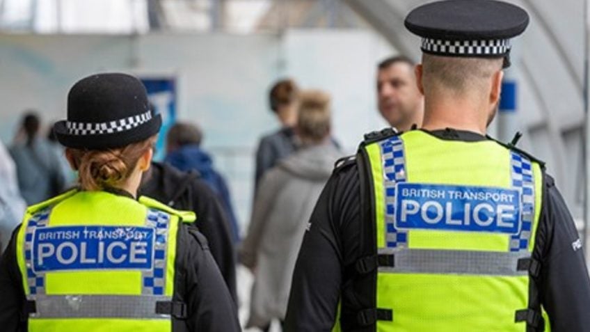 Ataque a facadas em trem no Reino Unido deixa 10 feridos