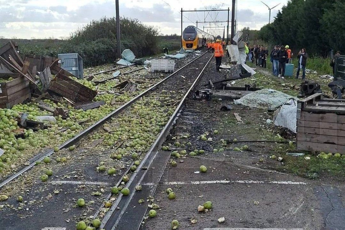 Trem atinge caminhão com carga de peras e deixa feridos