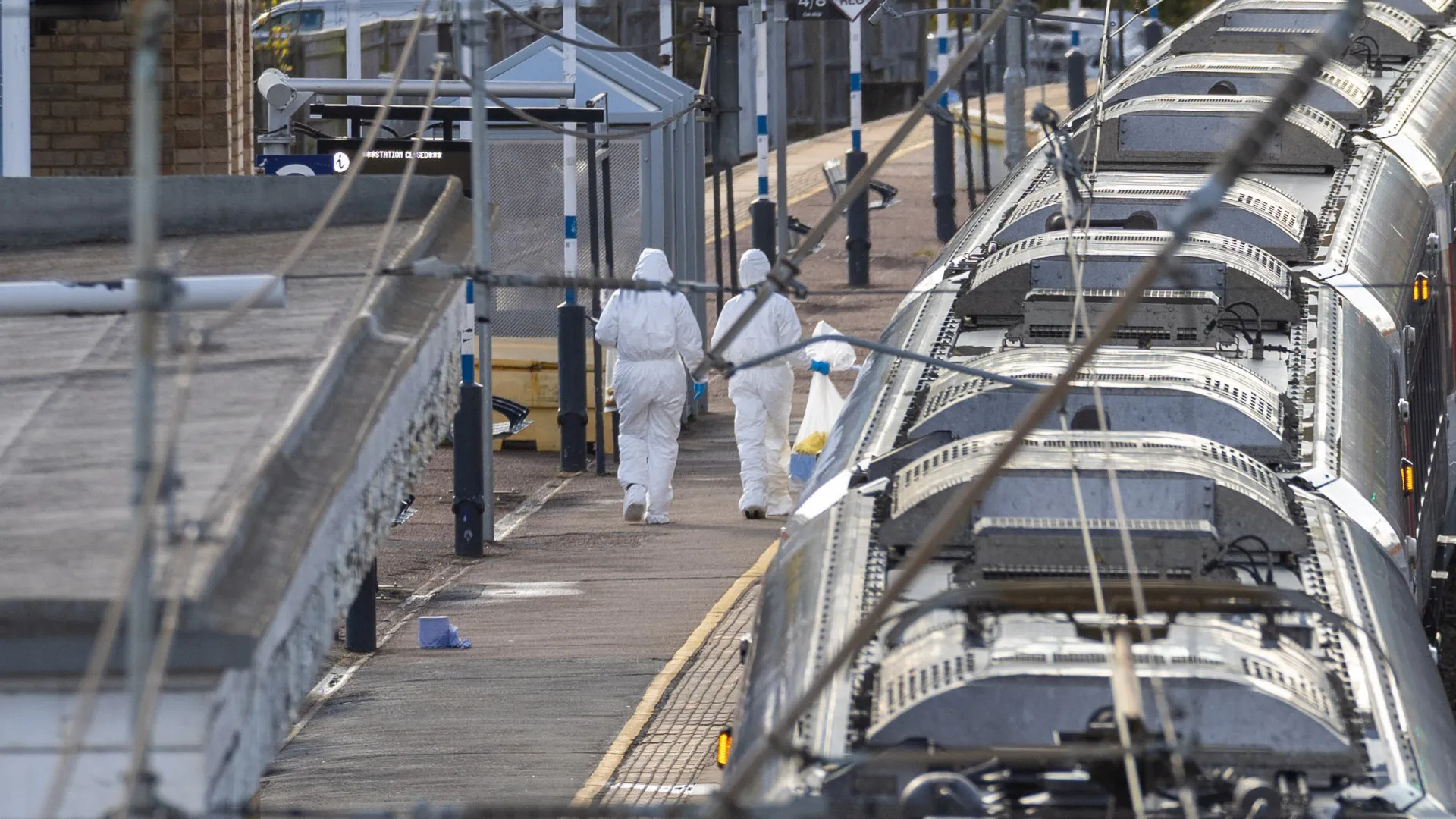 Ataque a faca em trem na Inglaterra fere 10 pessoas
